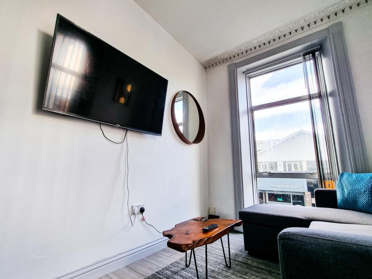 Newly Refurbished Flat In Central Cheltenham With Parking Exterior foto