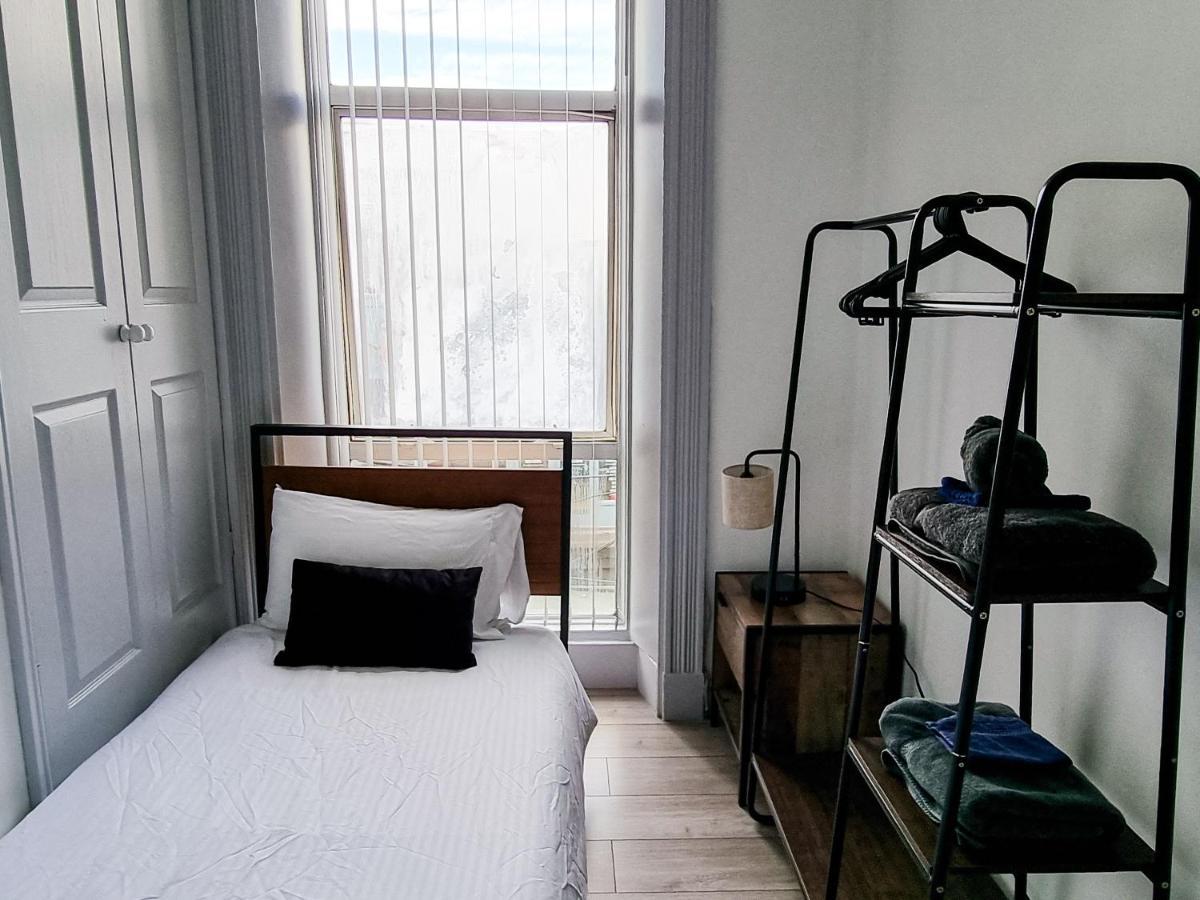 Newly Refurbished Flat In Central Cheltenham With Parking Exterior foto
