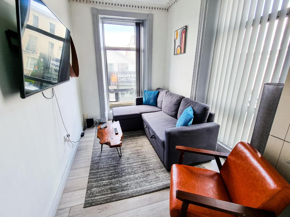 Newly Refurbished Flat In Central Cheltenham With Parking Exterior foto